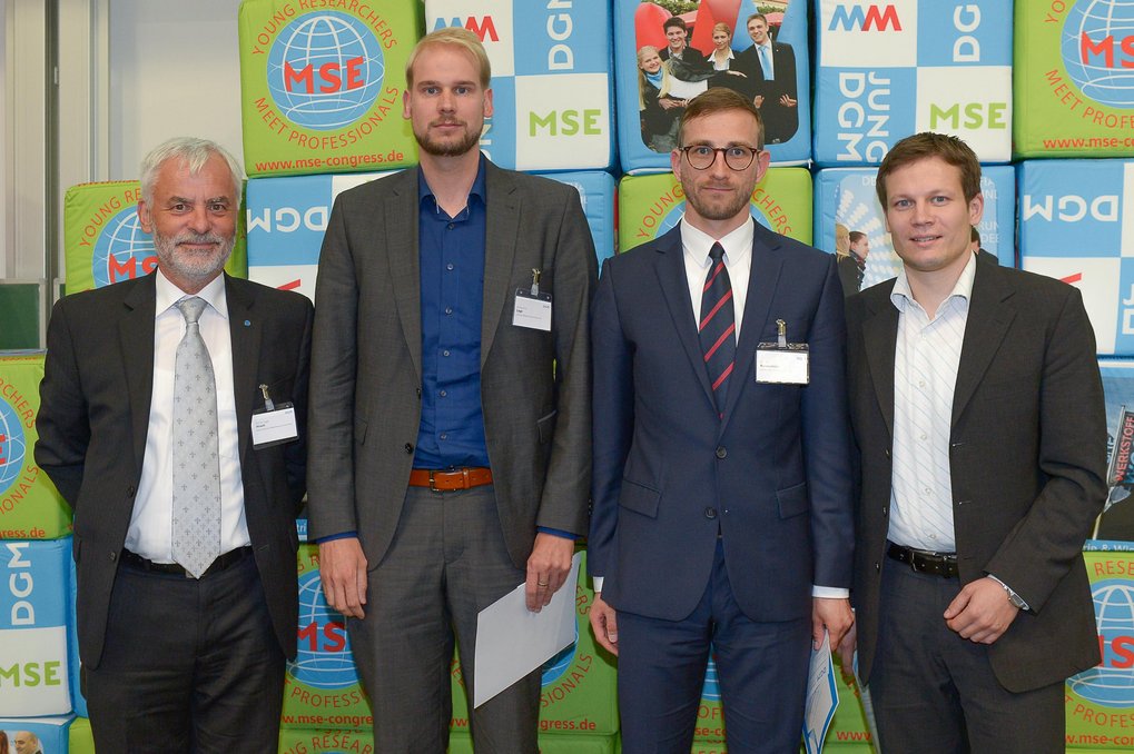 Dr. Martin Diehl (rechts), Postdoktorand in der Gruppe „Theorie und Simulation“ am Max-Planck-Institut für Eisenforschung, wurde mit dem Nachwuchspreis der Deutschen Gesellschaft für Materialkunde ausgezeichnet. Das Foto zeigt ihn mit Prof. Dr.-Ing. Jürgen Hirsch (links), Vorstandsvorsitzender der Deutschen Gesellschaft für Materialkunde, und anderen Gewinnern des diesjährigen Nachwuchspreises bei der Preisverleihung in Darmstadt. Dr. Martin Diehl (rechts), Postdoktorand in der Gruppe „Theorie und Simulation“ am Max-Planck-Institut für Eisenforschung, wurde mit dem Nachwuchspreis der Deutschen Gesellschaft für Materialkunde ausgezeichnet. Das Foto zeigt ihn mit Prof. Dr.-Ing. Jürgen Hirsch (links), Vorstandsvorsitzender der Deutschen Gesellschaft für Materialkunde, und anderen Gewinnern des diesjährigen Nachwuchspreises bei der Preisverleihung in Darmstadt.
