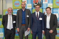 Dr. Martin Diehl (rechts), Postdoktorand in der Gruppe „Theorie und Simulation“ am Max-Planck-Institut für Eisenforschung, wurde mit dem Nachwuchspreis der Deutschen Gesellschaft für Materialkunde ausgezeichnet. Das Foto zeigt ihn mit Prof. Dr.-Ing. Jürgen Hirsch (links), Vorstandsvorsitzender der Deutschen Gesellschaft für Materialkunde, und anderen Gewinnern des diesjährigen Nachwuchspreises bei der Preisverleihung in Darmstadt.
