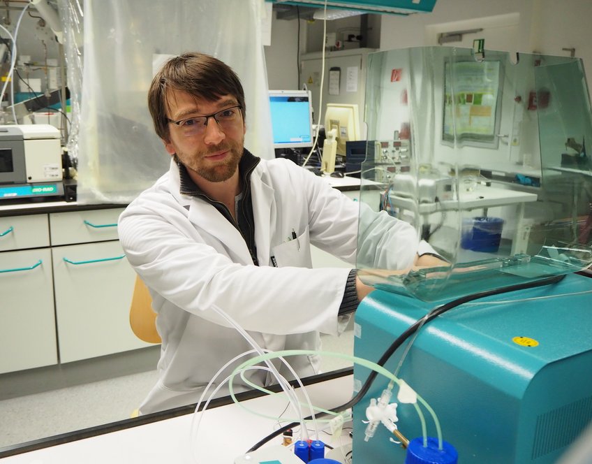 Dr. Martin Rabe, postdoctoral scientist in the department of “Interface Chemistry and Surface Engineering”, has won the second place in the Poster competition at the “17th International Conference on Organized Molecular Films” (ICOMF17) in New York. Dr. Martin Rabe, postdoctoral scientist in the department of “Interface Chemistry and Surface Engineering”, has won the second place in the Poster competition at the “17th International Conference on Organized Molecular Films” (ICOMF17) in New York.