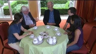 Anna Schuppert, Doktorandin am MPIE, im Gespräch mit Prof. Robert Grubbs, Amerikanischer Chemiker und Nobelpreisträger sowie Prof. Gerhard Ertl, deutscher Chemiker und Nobelpreisträger.