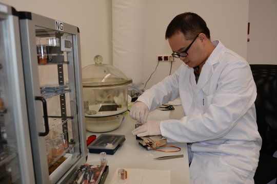 Wei Luo hat den ersten Preis für seinen Vortrag auf der "Nanobrücken 2017" Konferenz gewonnen.