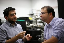 Wie können sich Metalle selbst heilen? Dr. Cem Tasan (links) und Dr. Blazej Grabowski versuchen dies durch den Einsatz von Formgedächtnis-Nanopartikeln zu erzielen.