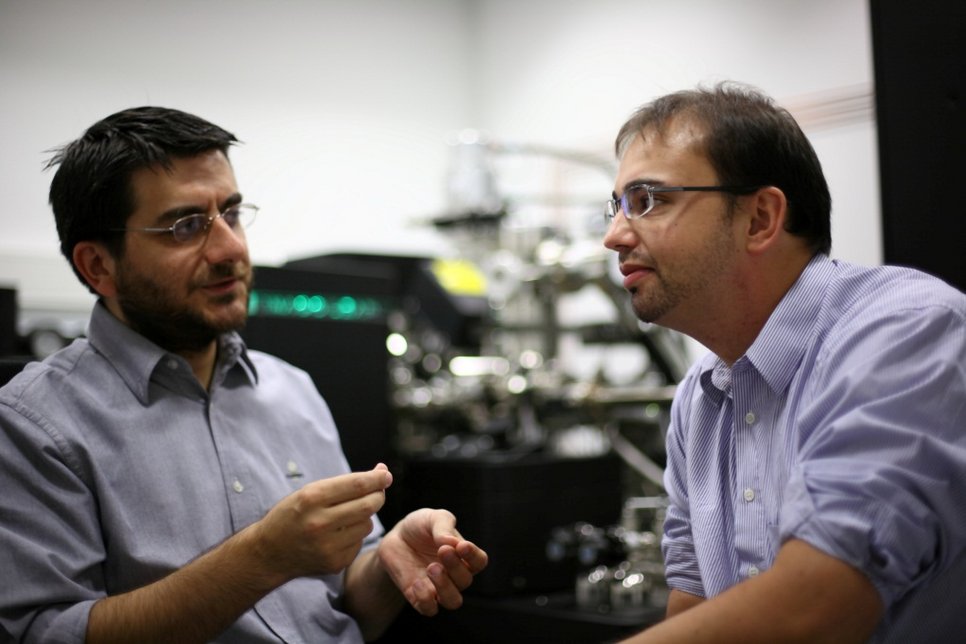 Wie können sich Metalle selbst heilen? Dr. Cem Tasan (links) und Dr. Blazej Grabowski versuchen dies durch den Einsatz von Formgedächtnis-Nanopartikeln zu erzielen.