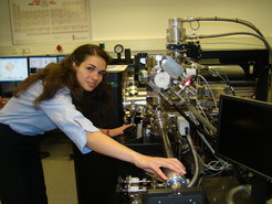 Dr. Oana Cojocaru-Mirédin, Preisträgerin des Ernst-Haage-Preises 2013, an der Atomsonde am Max-Planck-Institut für Eisenforschung.