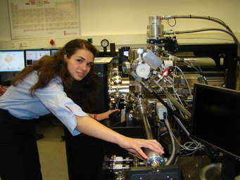 Dr. Oana Cojocaru-Mirédin, Preisträgerin des Ernst-Haage-Preises 2013, an der Atomsonde am Max-Planck-Institut für Eisenforschung. Dr. Oana Cojocaru-Mirédin, Preisträgerin des Ernst-Haage-Preises 2013, an der Atomsonde am Max-Planck-Institut für Eisenforschung.