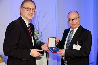 Prof. Martin Stratmann und Hans Jürgen Kerkhoff, Präsident der Wirtschaftsvereinigung Stahl (links), bei der Preisverleihung. Prof. Martin Stratmann und Hans Jürgen Kerkhoff, Präsident der Wirtschaftsvereinigung Stahl (links), bei der Preisverleihung.