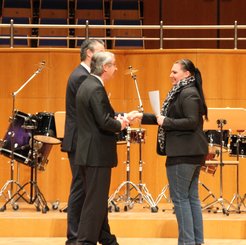 Prof. Ulrich Lehner, Präsident der IHK-Düsseldorf, übergibt Jennifer Baseler ihre Urkunde als eine der Besten Auszubildenden 2013.