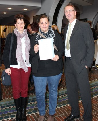 Jennifer Baseler (Mitte), mit ihren Ausbildern Heidi Bögershausen und Herbert Faul nach der Preisverleihung. Jennifer Baseler (Mitte), mit ihren Ausbildern Heidi Bögershausen und Herbert Faul nach der Preisverleihung.