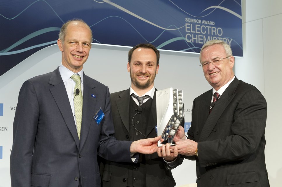 Dr. Karl Mayrhofer (Mitte) bei der Verleihung des Wissenschaftspreises für Elektrochemie 2013. Links neben ihm Dr. Kurt Bock, Vorsitzender des Vorstands der BASF SE, rechts Prof. Martin Winterkorn, Vorstandsvorsitzender der Volkswagen AG.