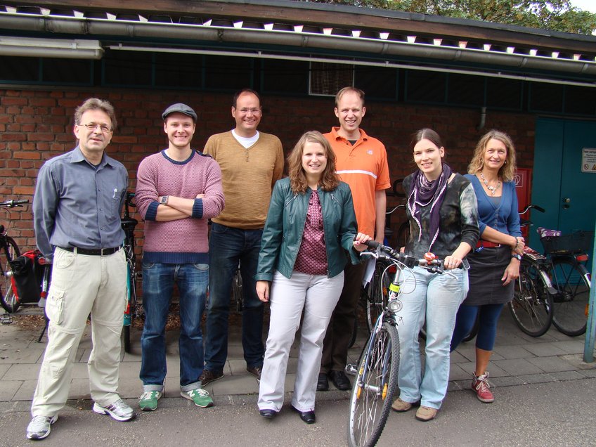 „Die Strampelnden Doktoranden“, „MPIE HotShots“ und „MPIE Racing Team“ – Mitarbeiterinnen und Mitarbeiter des Max-Planck-Instituts für Eisenforschung vor ihren Fahrrädern. „Die Strampelnden Doktoranden“, „MPIE HotShots“ und „MPIE Racing Team“ – Mitarbeiterinnen und Mitarbeiter des Max-Planck-Instituts für Eisenforschung vor ihren Fahrrädern.