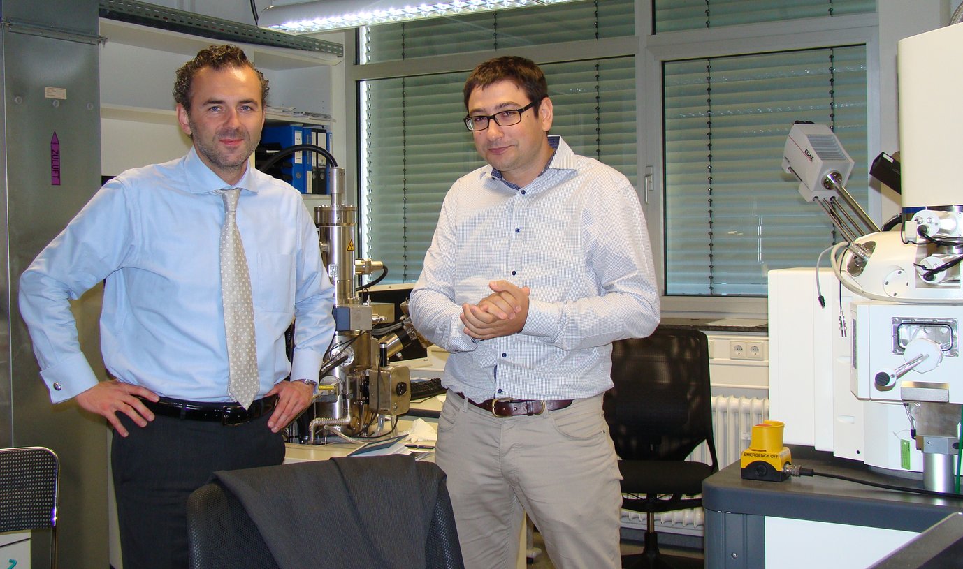 Dr. Christoph Kirchlechner, Gruppenleiter in der Abteilung ‚Struktur und Nano-/Mikromechanik von Materialien‘ gibt Thomas Jarzombek einen Einblick in den Bereich der Mikromechanik.