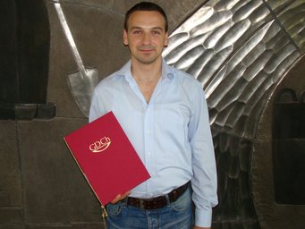Angel Topalov mit der Urkunde zum Förderpreis des GDCh auf dem Gebiet der Angewandten Elektrochemie. Angel Topalov mit der Urkunde zum Förderpreis des GDCh auf dem Gebiet der Angewandten Elektrochemie.