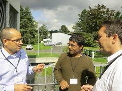 Wie kann man die Reibung zweier Oberflächen beeinflussen? Ein Team aus Wissenschaftlern, unter anderem Fathollah Varnik (ICAMS), Suvendu Mandal (MPIE) und Thomas Franosch (Universität Innsbruck) (von links), gewinnt Erkenntnisse hierfür anhand moderner Computersimulationen. Die Aufnahme entstand während eines Workshops im Deutschen Zentrum für Luft- und Raumfahrt in Köln.