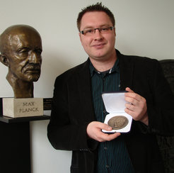 Dr. Björn Lange erhält die Otto-Hahn-Medaille für seine Doktorarbeit.