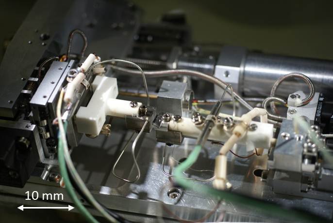 Spezialapparatur zur mechanischen Prüfung kleinster Proben. Spezialapparatur zur mechanischen Prüfung kleinster Proben.