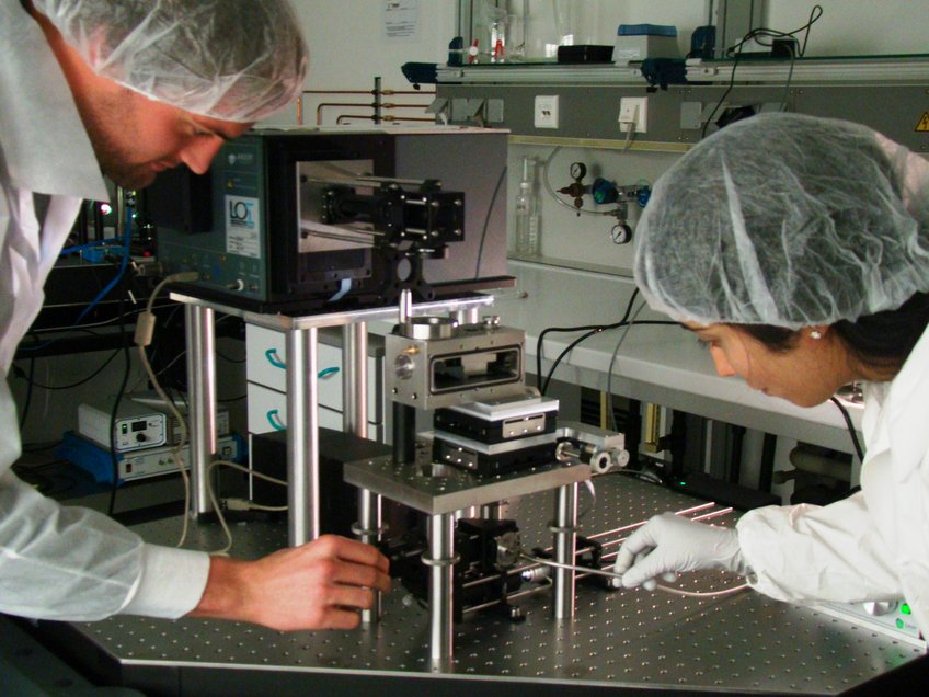 Thomas Utzig und Dr. Sangeetha Raman bei ihrem Versuchsaufbau zur Messung von Enthaftungsprozessen. Das Bild zeigt ein sogenanntes Rasterkraftmikroskop. Thomas Utzig und Dr. Sangeetha Raman bei ihrem Versuchsaufbau zur Messung von Enthaftungsprozessen. Das Bild zeigt ein sogenanntes Rasterkraftmikroskop.