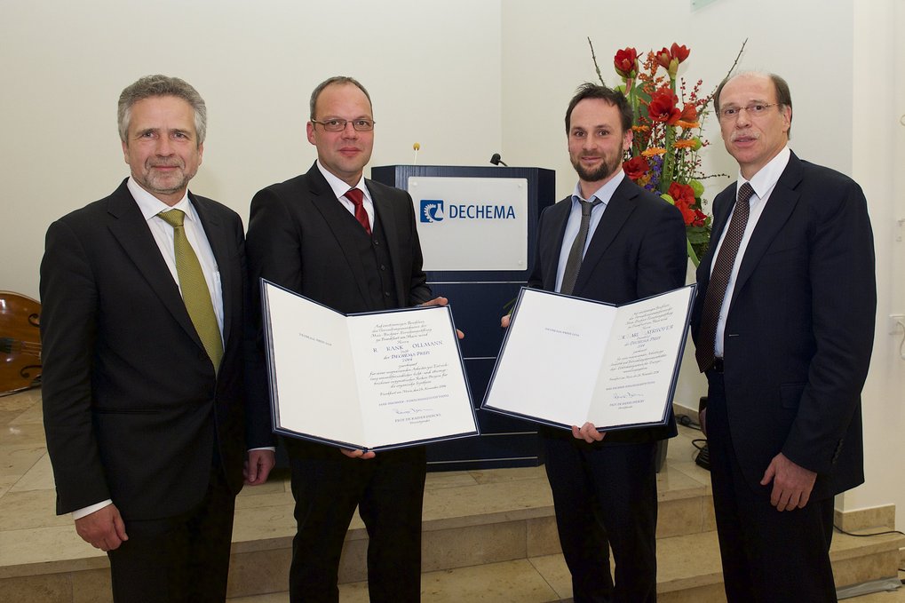 Prof. Dr. Kurt Wagemann, Geschäftsführer der DECHEMA e.V. (links) und Prof. Dr. Rainer Dierks, Vorsitzender der DECHEMA e.V. (rechts) bei der Überreichung der Urkunden an die diesjährigen Preisträger Dr. Frank Hollmann von der Technischen Universität Delft (zweiter von links) und Dr. Karl Mayrhofer vom Max-Planck-Institut für Eisenforschung (dritter von links). Prof. Dr. Kurt Wagemann, Geschäftsführer der DECHEMA e.V. (links) und Prof. Dr. Rainer Dierks, Vorsitzender der DECHEMA e.V. (rechts) bei der Überreichung der Urkunden an die diesjährigen Preisträger Dr. Frank Hollmann von der Technischen Universität Delft (zweiter von links) und Dr. Karl Mayrhofer vom Max-Planck-Institut für Eisenforschung (dritter von links).