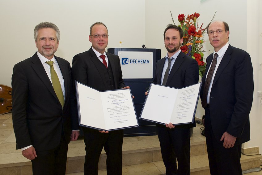 Prof. Dr. Kurt Wagemann, Geschäftsführer der DECHEMA e.V. (links) und Prof. Dr. Rainer Dierks, Vorsitzender der DECHEMA e.V. (rechts) bei der Überreichung der Urkunden an die diesjährigen Preisträger Dr. Frank Hollmann von der Technischen Universität Delft (zweiter von links) und Dr. Karl Mayrhofer vom Max-Planck-Institut für Eisenforschung (dritter von links). Prof. Dr. Kurt Wagemann, Geschäftsführer der DECHEMA e.V. (links) und Prof. Dr. Rainer Dierks, Vorsitzender der DECHEMA e.V. (rechts) bei der Überreichung der Urkunden an die diesjährigen Preisträger Dr. Frank Hollmann von der Technischen Universität Delft (zweiter von links) und Dr. Karl Mayrhofer vom Max-Planck-Institut für Eisenforschung (dritter von links).