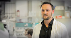 Dr. Karl Mayrhofer, Gruppenleiter am Max-Planck-Institut für Eisenforschung, erhält den diesjährigen Innovationspreis des Landes NRW in der Kategorie ‚Nachwuchs‘.