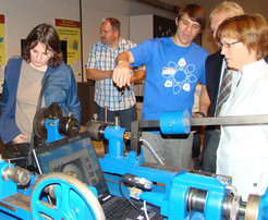 Beim mechanischen Stand können die Besucher selbst die Eigenschaften verschiedener Stahlsorten testen.