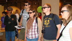 Gebannt lassen sich die Besucher die 3D-Simulationen erklären.