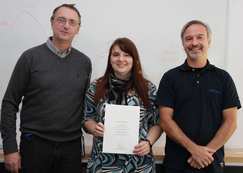 Christiane Jacobs bei der feierlichen Übergabe der Urkunde mit Prof. Raabe, Vorsitzender der Geschäftsführung (rechts), und Herbert Faul (links), Ausbilder im Bereich Werkstoffprüfung am MPIE. Christiane Jacobs bei der feierlichen Übergabe der Urkunde mit Prof. Raabe, Vorsitzender der Geschäftsführung (rechts), und Herbert Faul (links), Ausbilder im Bereich Werkstoffprüfung am MPIE.