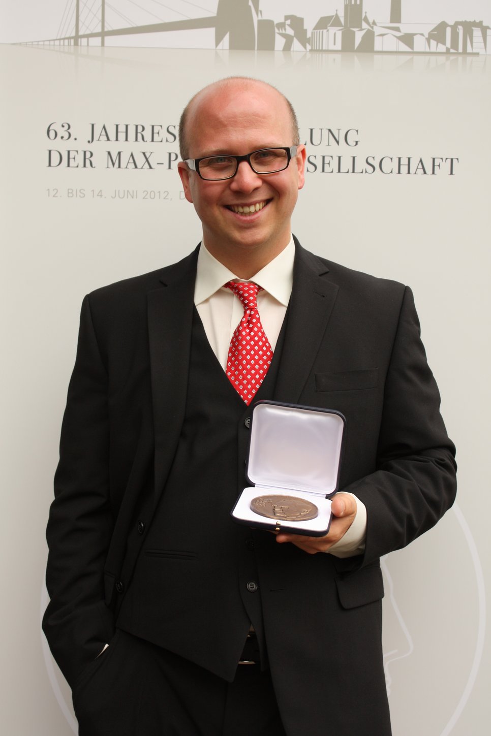 Dr. Fritz Körmann wurde am 13. Juni mit der Otto-Hahn-Medaille der Max-Planck-Gesellschaft ausgezeichnet.