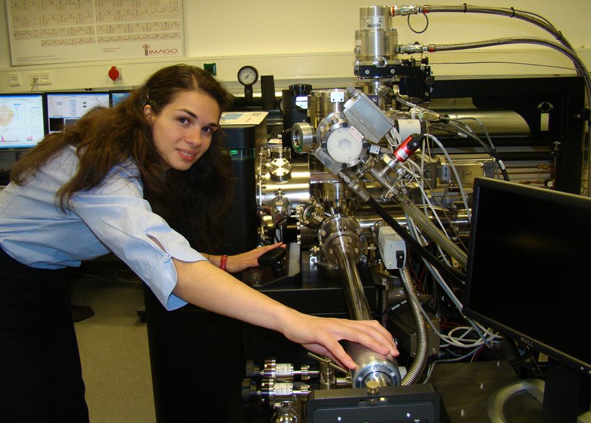 Dr. Oana Cojocaru-Mirédin bei der dreidimensionalen Atomsonde am MPIE. Die Atomsondentomographie ist das Spezialgebiet der Physikerin und die Hauptuntersuchungsmethode bei ihrer derzeitigen Forschung. Dr. Oana Cojocaru-Mirédin bei der dreidimensionalen Atomsonde am MPIE. Die Atomsondentomographie ist das Spezialgebiet der Physikerin und die Hauptuntersuchungsmethode bei ihrer derzeitigen Forschung.