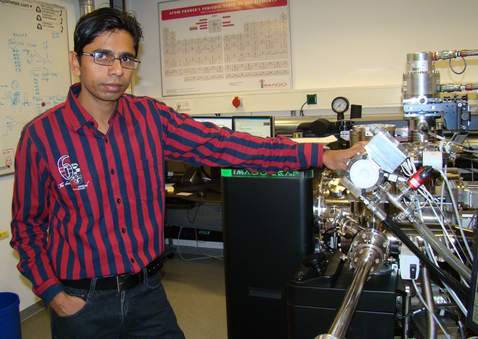 Dr. Sumantra Mandal bei der dreidimensionalen Atomsonde mit der Materialien bis auf ihre atomare Struktur untersucht werden können.