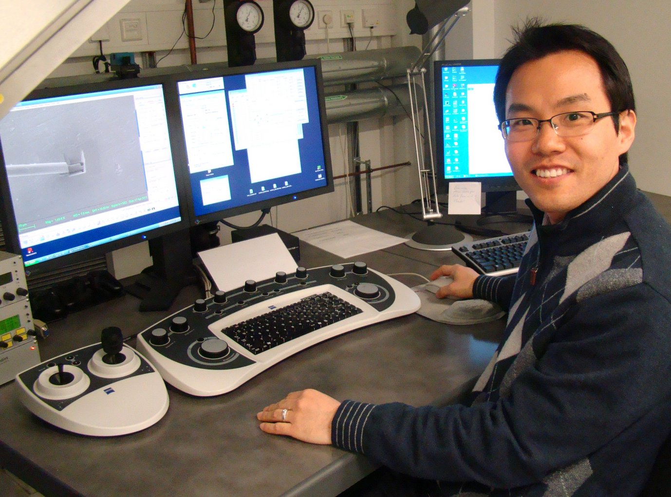 Dr. Sang Yong Shin bei der Auswertung von EBSD Bildern