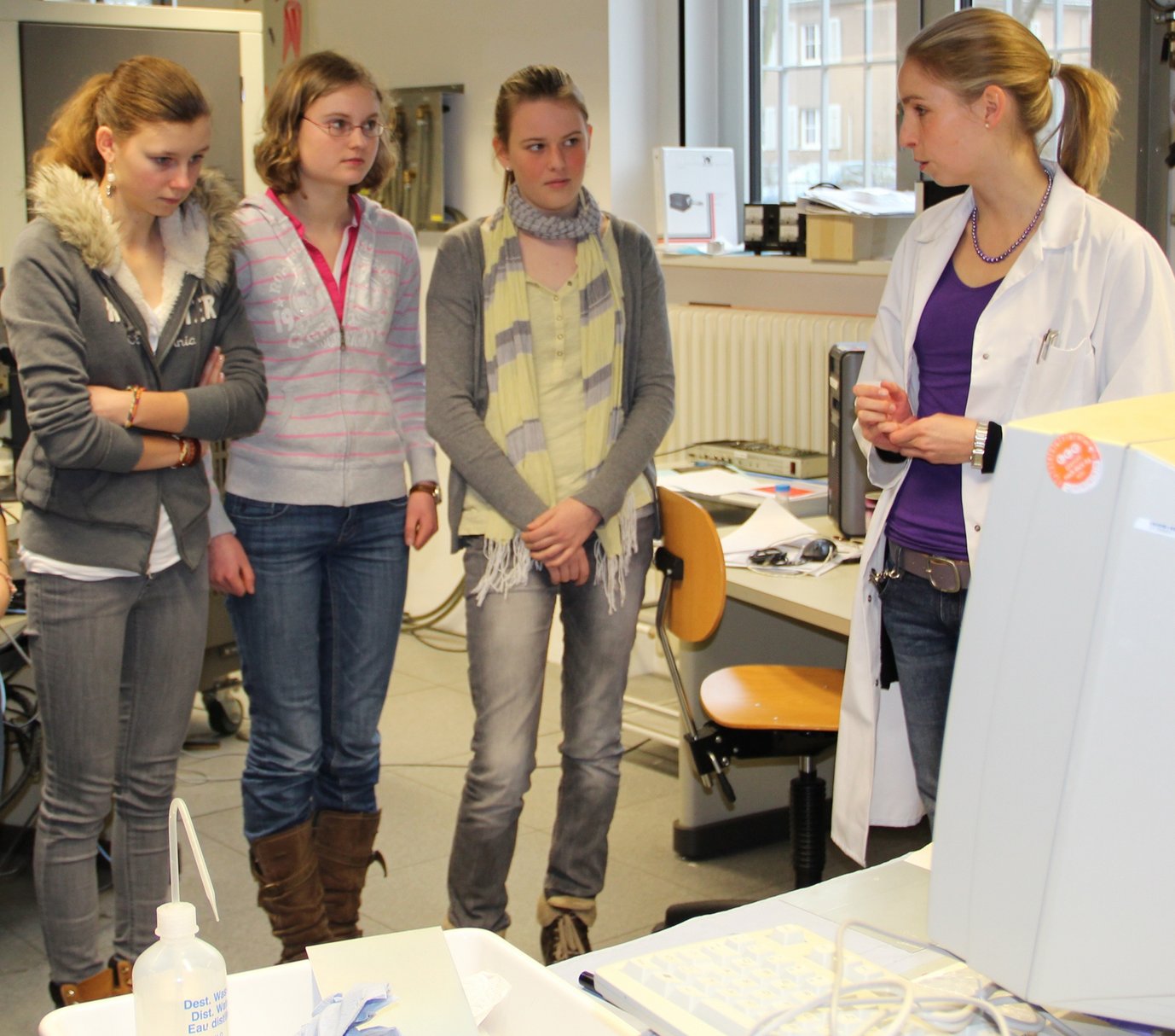 Julia Lengsfeld (rechts), Doktorandin in der Abteilung Grenzflächenchemie und Oberflächentechnik, erklärt was Korrosion ist.