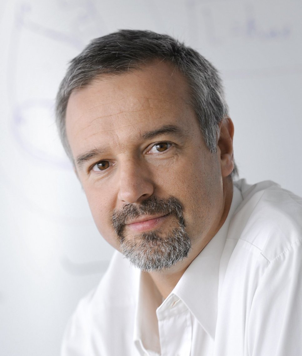 Prof. Dierk Raabe übernimmt den experimentellen Teil der Forschung.