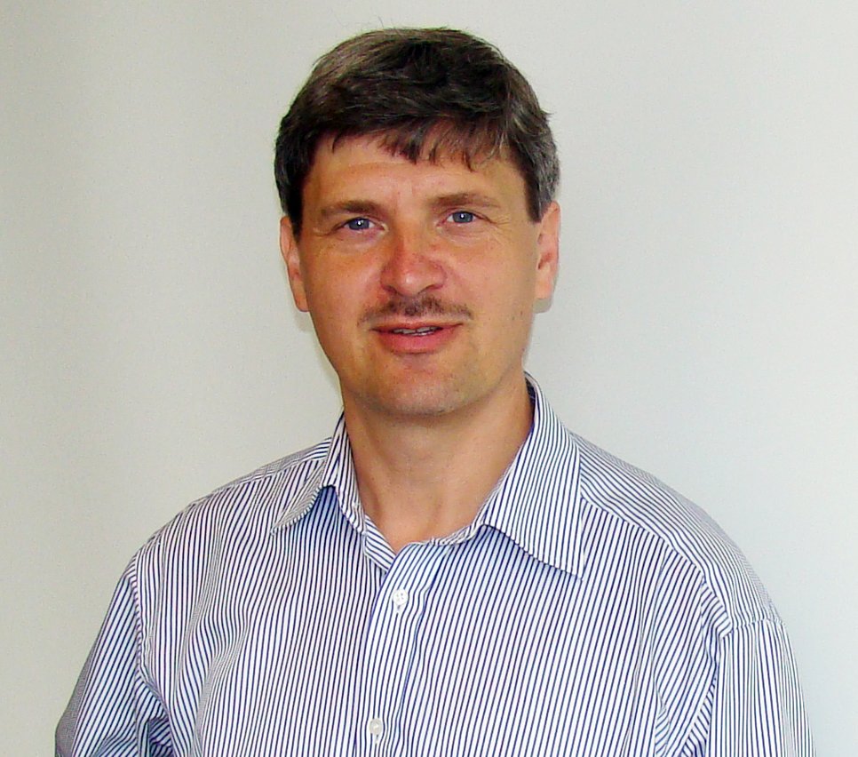 Prof. Neugebauer übernimmt die Computersimulationen.