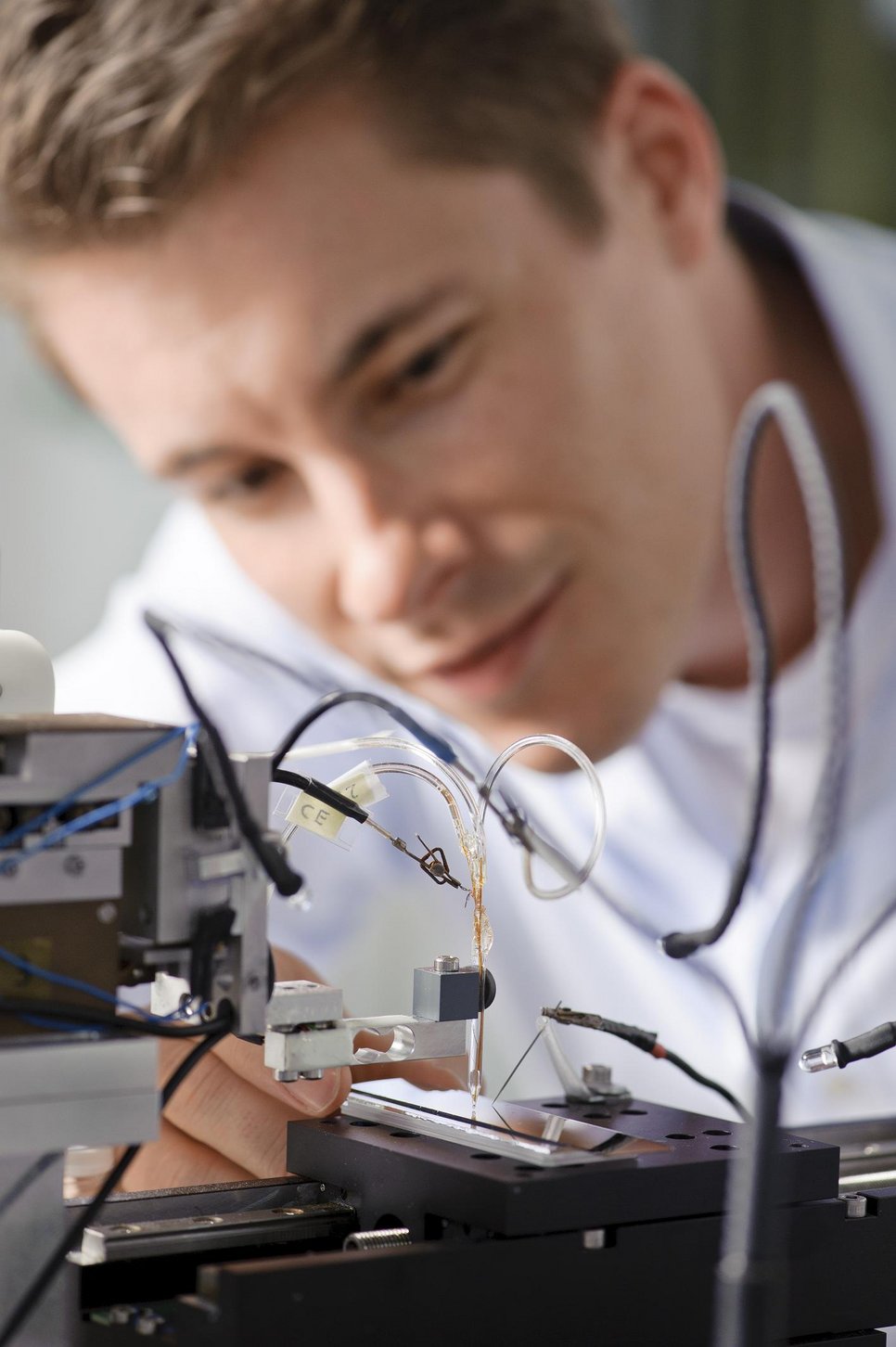 Dr. Sebastian Klemm mit seiner selbst entwickelten Raster-Durchflusszelle. Mit dieser elektrochemischen Analyse können Korrosionsschutz und eine Vielzahl anderer metallischer Legierungen auf Ihre Stabilität untersucht werden.