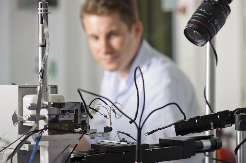 Die Raster-Durchflusszelle kann mikrometergenau elektrochemische Prozesse vollautomatisch ansteuern und untersuchen. Die Raster-Durchflusszelle kann mikrometergenau elektrochemische Prozesse vollautomatisch ansteuern und untersuchen.