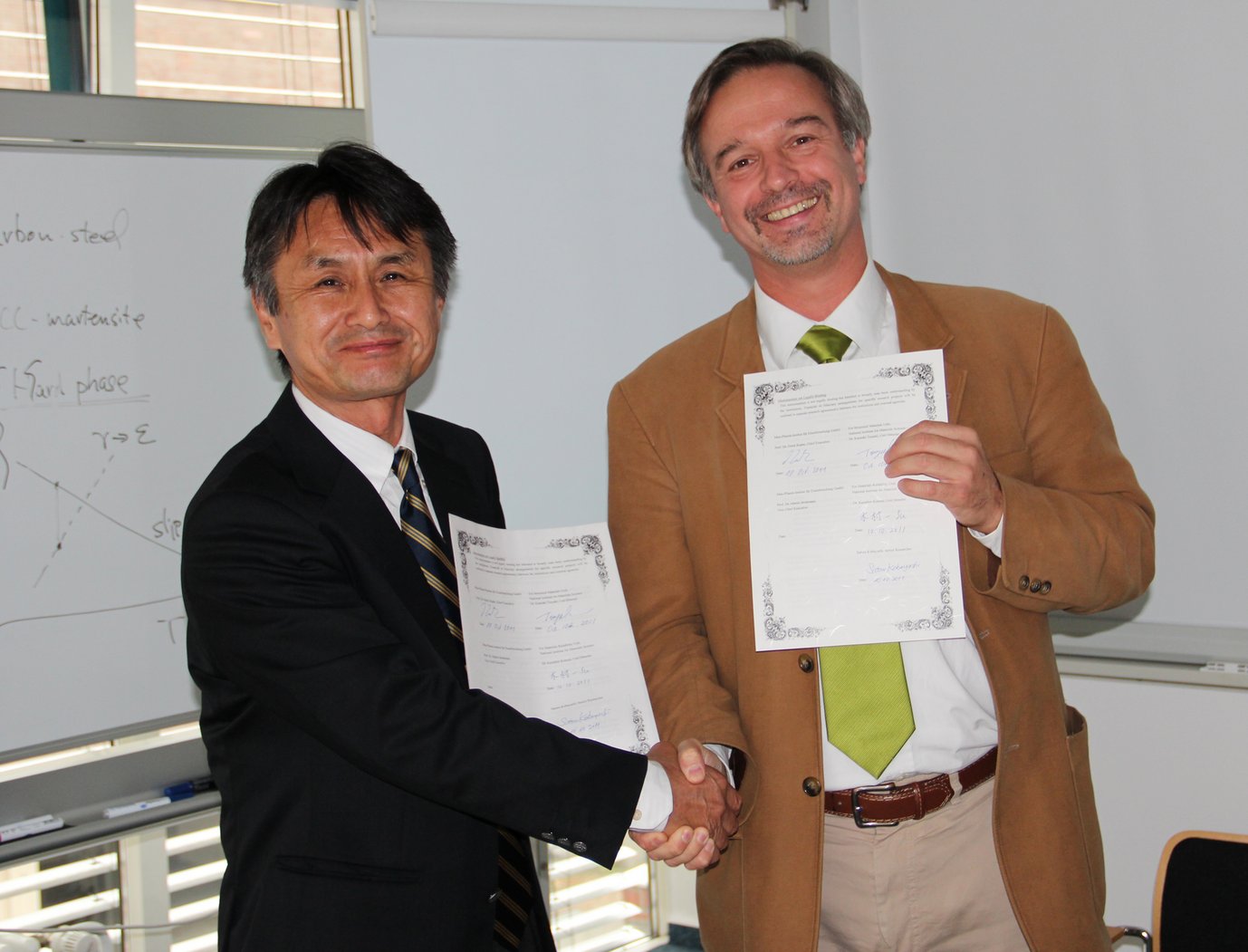 Prof. Kaneaki Tsuzaki, Managing Director des Research Centre for Strategic Materials, NIMS, und Prof. Dierk Raabe, geschäftsführender Direktor des MPIE.