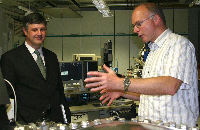 Dr. Michael Rohwerder, Gruppenleiter am MPIE (rechts im Bild) erklärt Dr. Edwin Basson, Generaldirektor des Weltstahlverbandes (links im Bild) die Funktionsweise des Ultrahochvakuumclusters, welches die exakte Analyse von Materialoberflächen unter weltraumähnlichen Bedingungen ermöglicht. Dr. Michael Rohwerder, Gruppenleiter am MPIE (rechts im Bild) erklärt Dr. Edwin Basson, Generaldirektor des Weltstahlverbandes (links im Bild) die Funktionsweise des Ultrahochvakuumclusters, welches die exakte Analyse von Materialoberflächen unter weltraumähnlichen Bedingungen ermöglicht.