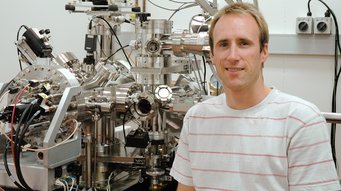 Dr. Ross Marceau, gebürtiger Australier, ist seit Ende Juli 2011 am MPIE. Im Hintergrund zu sehen ist eine 3D-Atomsonde. Dr. Ross Marceau, gebürtiger Australier, ist seit Ende Juli 2011 am MPIE. Im Hintergrund zu sehen ist eine 3D-Atomsonde.
