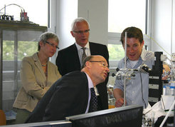 Im Vordergrund: Franz-Joseph Lersch-Mense, NRW Staatssekretär und Chef der Staatskanzlei; Sebastian Klemm, Wissenschaftler in der Abteilung Grenzflächenchemie und Oberflächentechnik des MPIE; Im Hintergrund: Frau Regina Junga, persönliche Referentin des NRW-Staatssekretärs Lersch-Mense; Prof. Dr. Mai, Referatsleiter der NRW-Staatskanzlei