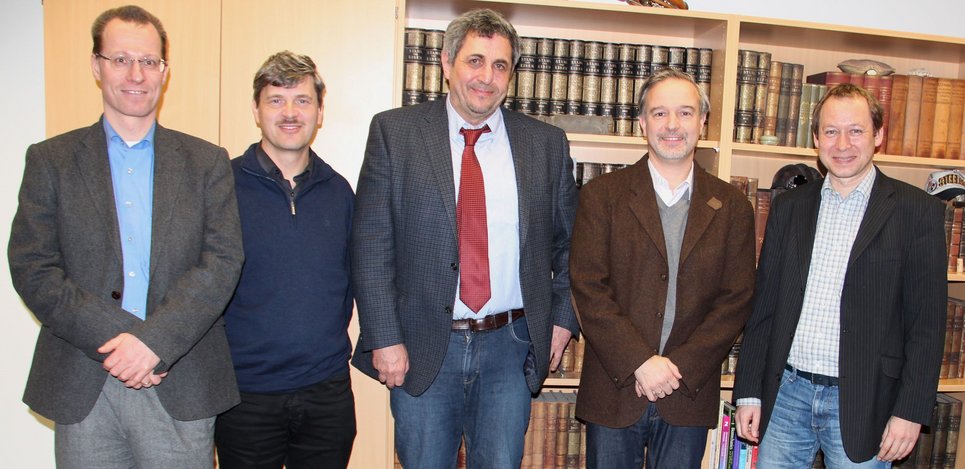 Prof. Gunther Eggeler (Mitte) mit der Geschäftsführung des MPIE (von links nach rechts): Dr. Kai de Weldige, Prof. Jörg Neugebauer, Prof. Dierk Raabe & Prof. Gerhard Dehm