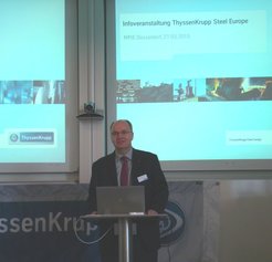 Dr. Harald Hofmann, Projektkoordinator Forschung & Entwicklung bei ThyssenKrupp Steel Europe, war Doktorand in der MPIE-Abteilung „Materials Technology“, und konnte den jetzigen MPIE-Studenten wichtige Tipps für ihre Karriere von einem Forschungsinstitut wie dem MPIE hinein in ein Industrieunternehmen wie ThyssenKrupp geben.
