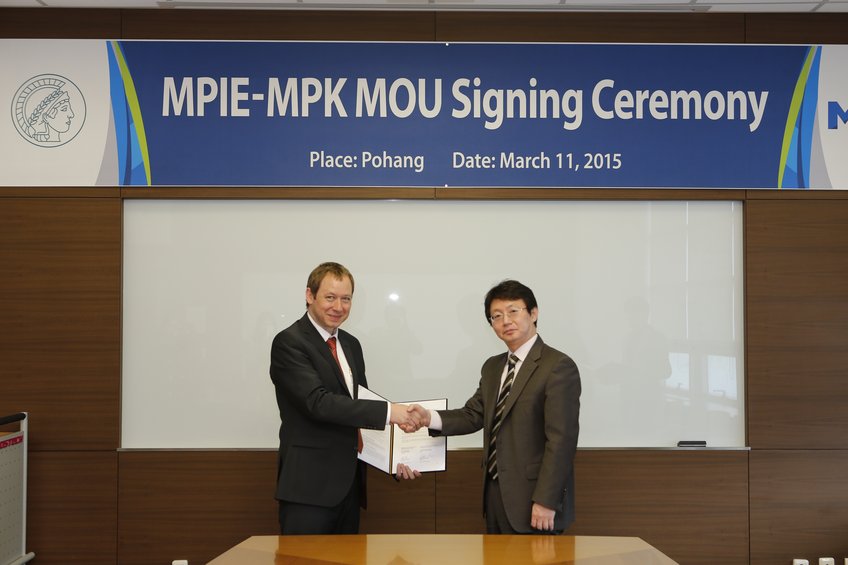 Prof Dehm (left side), director of the department "Structure and Nano-/Micromechanics of Materials" and Prof Jae-hoon Park, director of the department "Physics" at POSTECH, at the signing of the memorandum of agreement. Prof Dehm (left side), director of the department "Structure and Nano-/Micromechanics of Materials" and Prof Jae-hoon Park, director of the department "Physics" at POSTECH, at the signing of the memorandum of agreement.