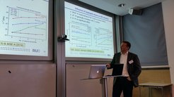 Prof. Hartmaier (ICAMS) während seines Vortrags über eines seiner aktuellen Forschungsprojekte zur Materialsimulation und Wasserstoffversprödung.