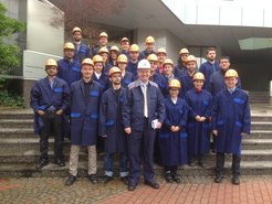 MPIE-Nachwuchswissenschaftler bei ThyssenKrupp Steel Europe in Dortmund.In der Mitte: Dr. Harald Hofmann, Projektkoordinator bei ThyssenKrupp Steel EuropeRechts: Prof. Gerhard Dehm, Direktor am MPIE