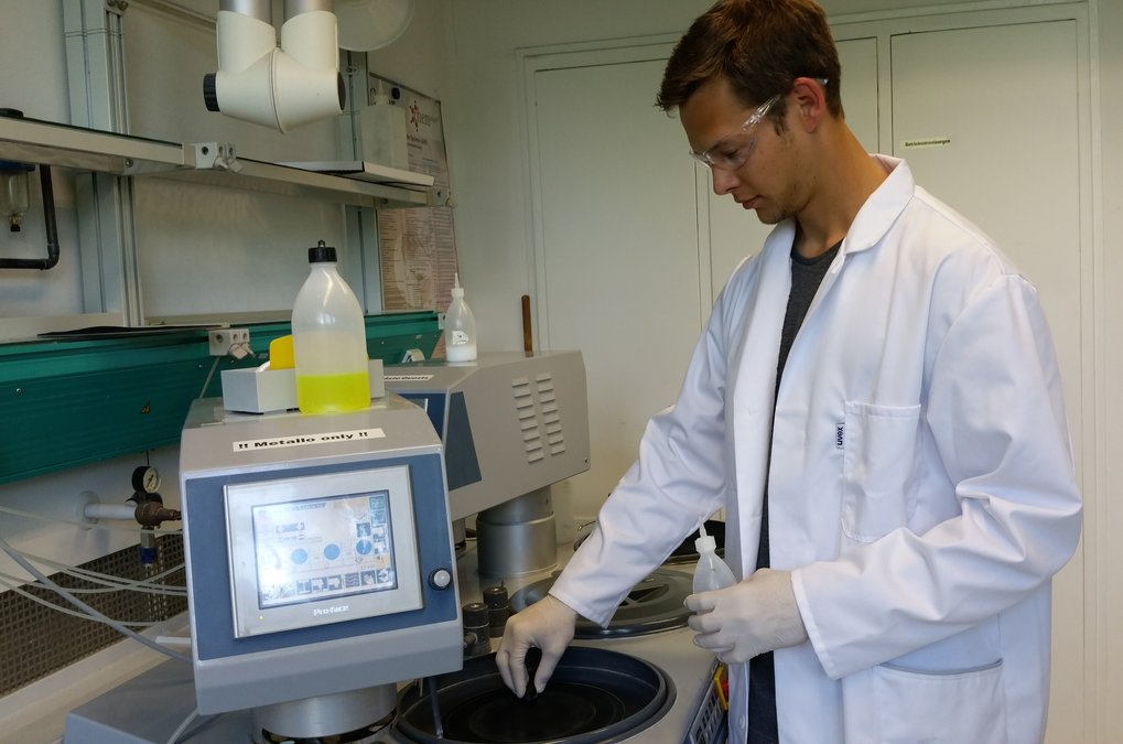 Christian Broß hat den ersten Preis für sein Poster auf der Fachtagung "Mikpräp 2015" gewonnen. Christian Broß hat den ersten Preis für sein Poster auf der Fachtagung "Mikpräp 2015" gewonnen.