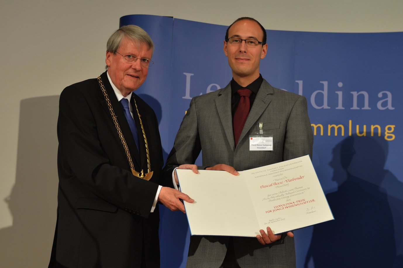Verleihung des Leopoldina-Preises für junge Wissenschaftler an Dr. Pascal Beese-Vasbender (rechts), Wissenschaftler am Max-Planck-Institut für Eisenforschung. Links: Prof. Jörg Hacker, Präsident der Leopoldina.