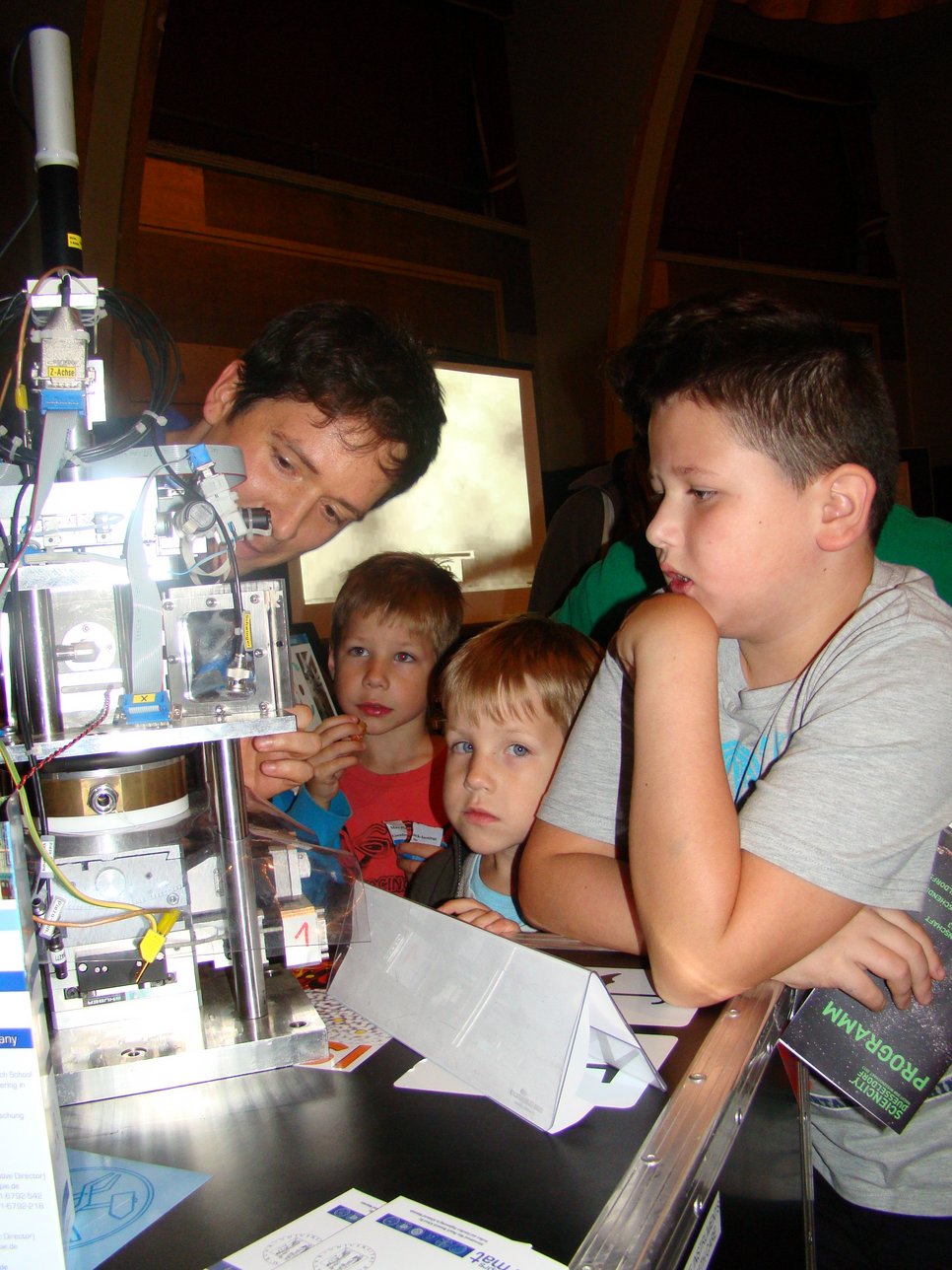 Impressionen vom MPIE-Stand bei der ersten Düsseldorfer Nacht der Wissenschaft 2013.