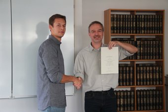 Prof. Dierk Raabe (on the right) presents the Max Planck Trainee Prize to Christian Broß. Prof. Dierk Raabe (on the right) presents the Max Planck Trainee Prize to Christian Broß.