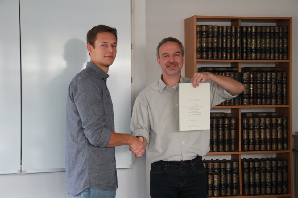 Christian Broß (links) und Prof. Dierk Raabe bei der feierlichen Überreichung des Azubipreises.