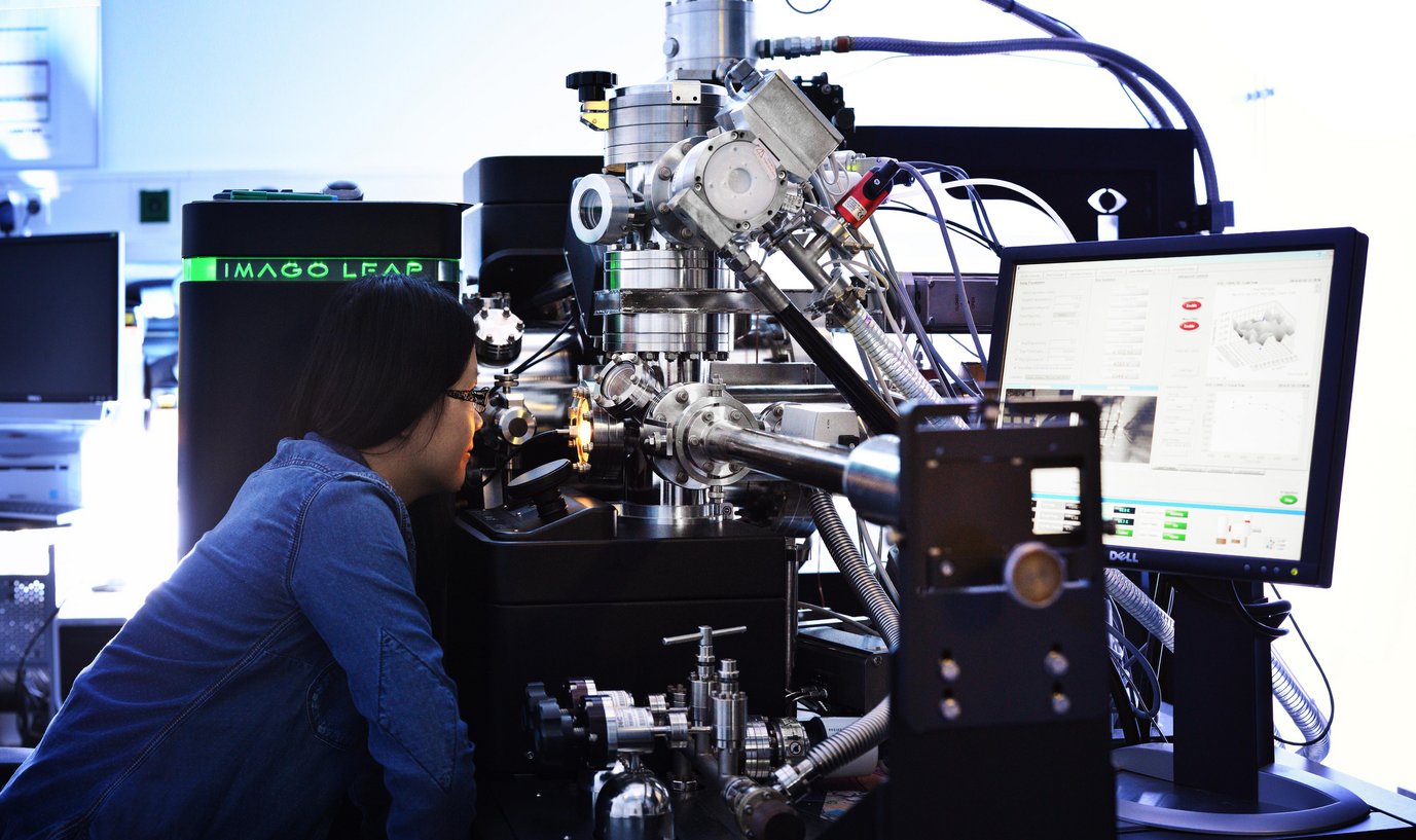 Eine Wissenschaftlerin des Max-Planck-Instituts für Eisenforschung wirft einen Blick auf ihre Materialprobe, die in die Atomsonde eingeschleust wurde, um Kenntnisse über deren Zusammensetzung zu erhalten.